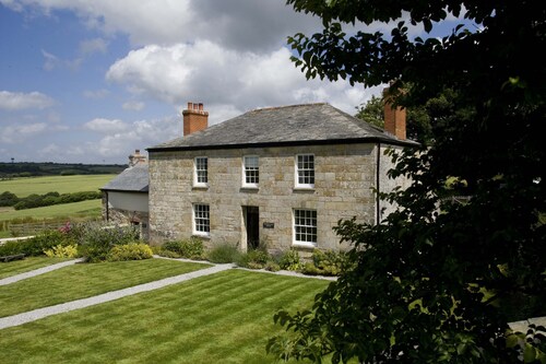 Trewollack House, Newquay, Sleeps 8, dog friendly, near beach