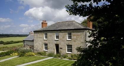 Trewollack House, Newquay, Sleeps 8, dog friendly, near beach