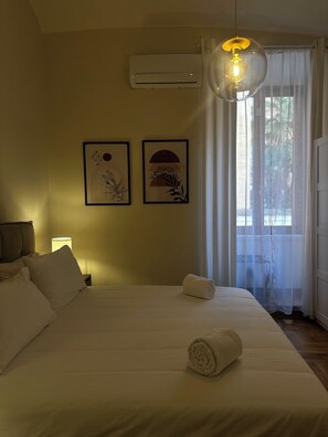 4 bedrooms, iron/ironing board, WiFi, bed sheets