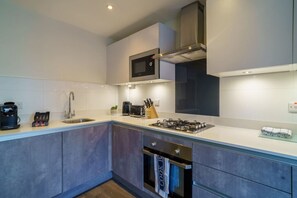 Refrigerador, microondas, horno, placa de cocina