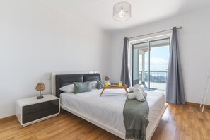 3 habitaciones, tabla de planchar con plancha y cuna de viaje 