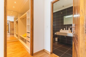 Dusche, Haartrockner, Handtücher, Toilettenpapier