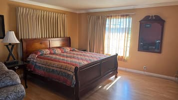 Chambre Deluxe double, 1 très grand lit | Lit avec matelas en mousse à mémoire, fer et planche à repasser