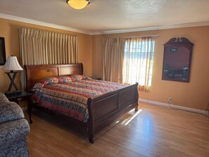 Deluxe-Doppelzimmer, 1 King-Bett | Betten mit Memory-Foam-Matratzen, Bügeleisen/Bügelbrett