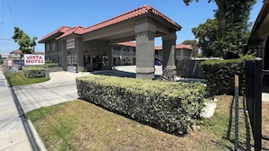 A Vista Motel with a red-tiled roof and a covered parking area. - Vista Motel - Riverside (Riverside)