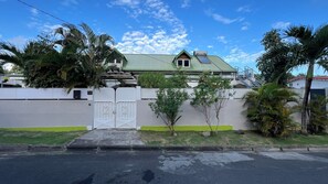 Exterior - Villa Aloha - Large capacity with garden, jacuzzi, + cistern_Bas du fort (Le Gosier)