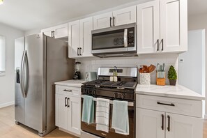 ثلاجة، ميكروويف، فرن، موقد طهي مسطح