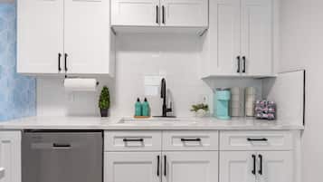 KĂŒhlschrank, Mikrowelle, Ofen, Herdplatte