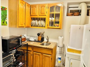 Refrigerador, microondas, parrilla de estufa y cafetera y tetera 