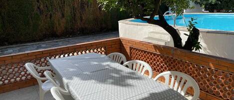 تناول الطعام بالخارج