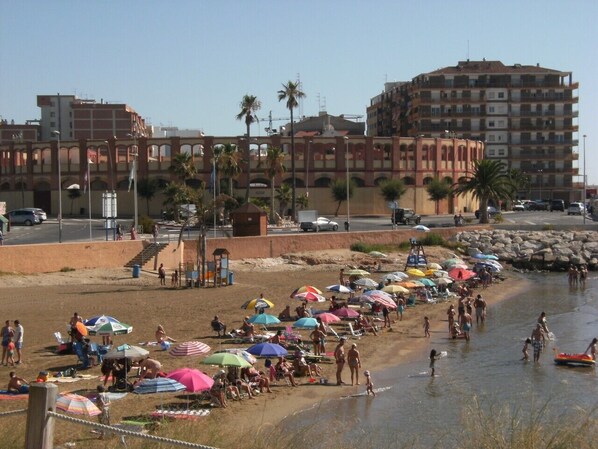A beach with umbrellas, people, and buildings in the background. - Villa Bonestar - Chalet con piscina privada en Vinaròs - Ref. 230 (Vinaròs)