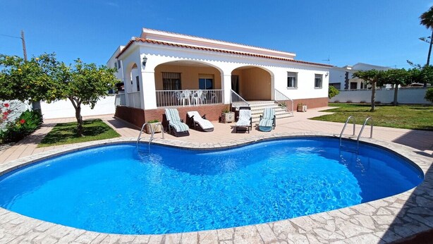 A swimming pool with lounge chairs and a covered patio area. - Villa Recaredo - Chalet con piscina privada en Vinaròs - Ref. 1600 (Vinaròs)