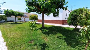 A courtyard with a white building, a tree, and a small bush. - Villa Recaredo - Chalet con piscina privada en Vinaròs - Ref. 1600 (Vinaròs)