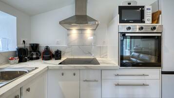 Een koelkast, een oven, een kookplaat, een vaatwasser