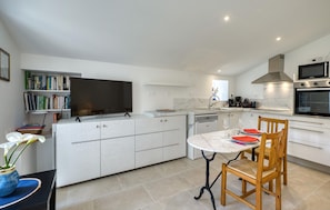 Fridge, microwave, oven, stovetop - 1 bedroom lovely home in Saujon (Saujon)