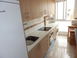 Kühlschrank, Mikrowelle, Ofen, Wasserkocher mit Kaffee-/Teezubehör