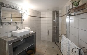 Douche, sèche-cheveux