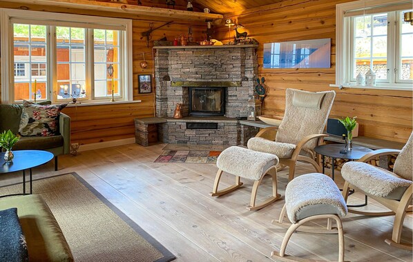 Smart TV, fireplace