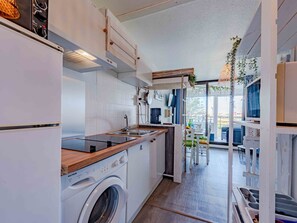 Fridge, cookware/dishes/utensils