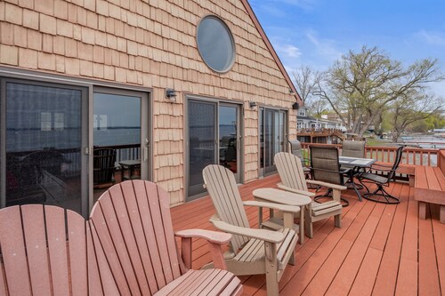 Geneva Lakefront Retreat | Kayaks | Dome Hockey