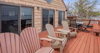 Geneva Lakefront Retreat | Kayaks | Dome Hockey