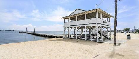Vlak bij het strand, ligstoelen aan het strand, strandlakens