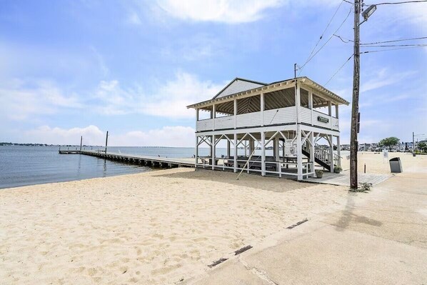Beach nearby, sun loungers, beach towels