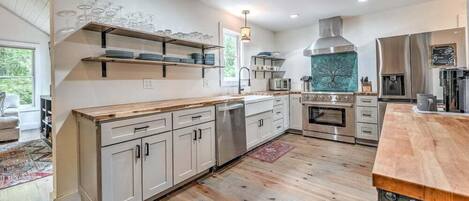 Fridge, oven, stovetop, dishwasher