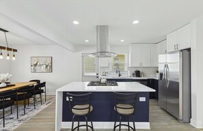Réfrigérateur, four à micro-ondes, un four, surface de cuisson