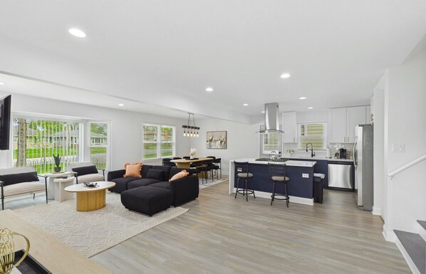 Smart TV, table tennis - Remodeled Charming Home,Backyard w/Pergola,Pool/Ping Pong Game Room, Homewood IL (Homewood)