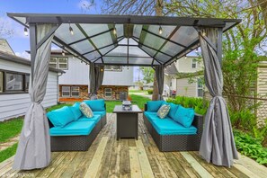 Terrace/patio - Remodeled Charming Home,Backyard w/Pergola,Pool/Ping Pong Game Room, Homewood IL (Homewood)