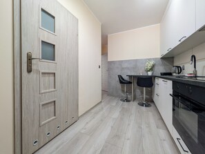 Réfrigérateur, four, plaque de cuisson