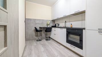 Frigorífico, horno y placa de cocina