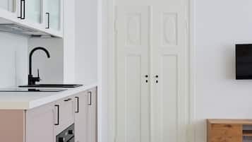 Fridge, oven, stovetop
