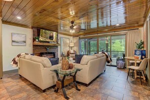 Älytelevisio, takka, DVD-soitin