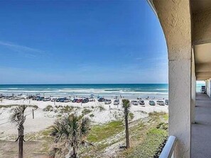 On the beach - Walk to Beach, Pool & Flagler! Relaxed Condo w/ Balcony & Full Kitchen (New Smyrna Beach)