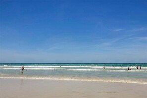 On the beach - Walk to Beach, Pool & Flagler! Relaxed Condo w/ Balcony & Full Kitchen (New Smyrna Beach)