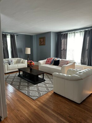 Living area - Spacious 5-Bedroom Home in Beautiful Hagerstown – Perfect for Families or Groups (Hagerstown)