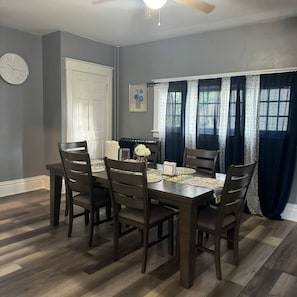 Dining - Spacious 5-Bedroom Home in Beautiful Hagerstown – Perfect for Families or Groups (Hagerstown)