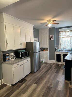 Private kitchen - Spacious 5-Bedroom Home in Beautiful Hagerstown – Perfect for Families or Groups (Hagerstown)