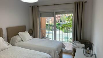 2 slaapkamers, een strijkplank/strijkijzer, gratis wifi, beddengoed