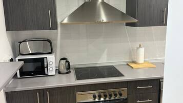 Frigorífico, microondas, horno y lavavajillas