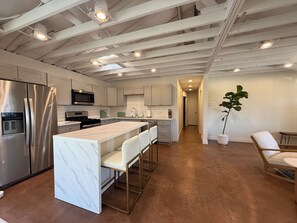 Mikrobølgeovn, ovn, kokeplater og oppvaskmaskin