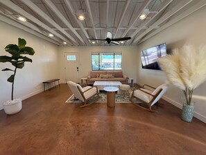 Smart TV - Quiet 3BR Home in South Scottsdale – Pool, Pet Friendly, Near Tempe & Old Town (Scottsdale)