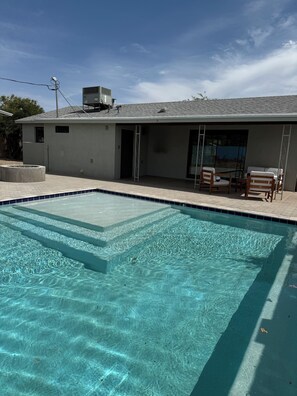 Utendørsbasseng og et oppvarmet basseng