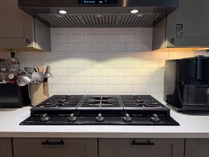 Geladeira, micro-ondas, fogão, cooktop