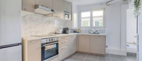 Kühlschrank, Mikrowelle, Ofen, Herdplatte