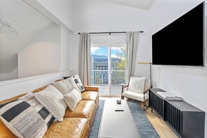 Una televisión, una chimenea