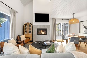 Una televisión, una chimenea