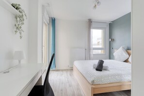 3 chambres, bureau, fer et planche à repasser, lit parapluie